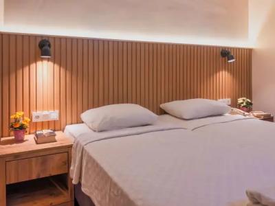 Bella Rose Apart, - 55