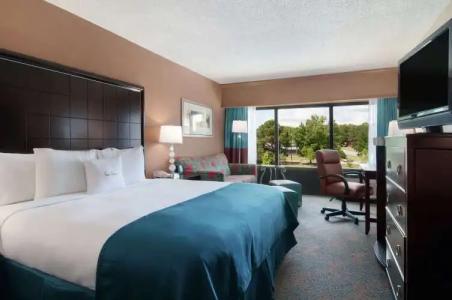 DoubleTree by Hilton - 5