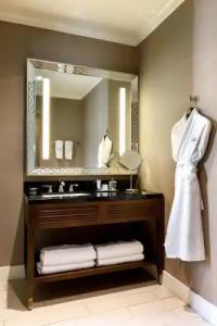 Ambassador Oklahoma City, Autograph Collection - 31