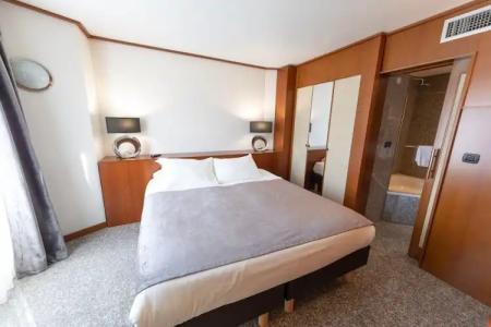 Goldstar Apartments & Suites - 55