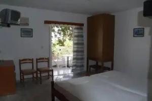 Roses Studios, Karpathos Town