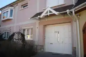 Dombai Apartman, Vac