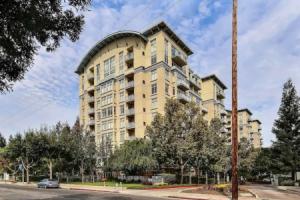 Green Belt Views Key 1 Br apts by RedAwning Apartments, Mountain View
