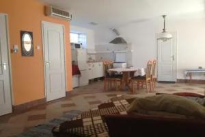 Csendes Apartman, Tata