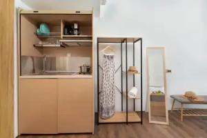 Theros Suites, Haraki