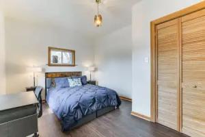 Pet Friendly: 8 Mi to - Fenced Backyard! Tourist base, Chicago