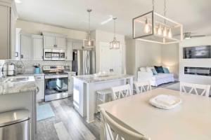 Modern Retreat w/ Yard & Patio! Tourist base, Santa Rosa Beach