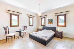 Villa Nikolina - 5 En-suite Bedrooms, Droushia