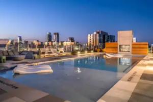 The Emma Penthouse 29th Floor + Incredible Views Rooftop Pool & Gym 1 Block to Rainey Street Avantstay, Austin