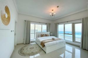 Luxe Apt with Panoramic Views and Terrace Apartments, Dubai
