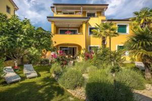 Stunning Apartment in Kostrena With 2 Bedrooms, Wifi and Outdoor Swimming Pool, Rijeka
