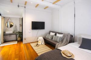 Designer Loft Guest House-5 bedroom with garden, Nonthaburi City