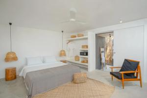 Tamu Koh Rong, Koh Rong Island