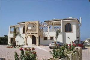 Green Holiday Village, Karavas
