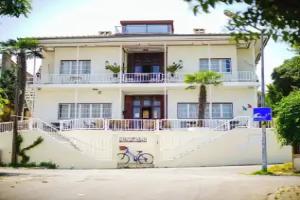 Palm Villa, Adalar