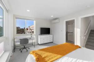 Modern 3BR - Walk to Light Rail w/EV Charger & Parking Apartments, Seattle