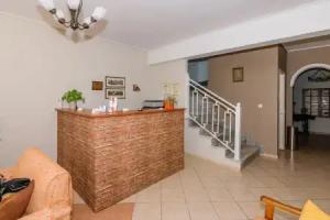 JuliaStudios, Alikanas