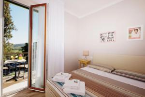 B & B La Cornice - Gina Room With Bathroom and Private Terrace, San Gimignano