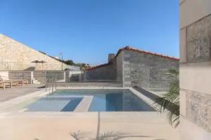 ViveVerde Villa, featuring 3 Pools - Walking distance to Beach & Shops, By ThinkVilla, Balion