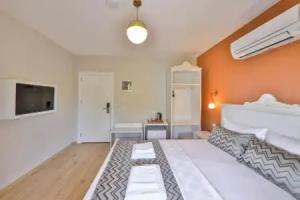 Lora Kas Otel, Kas