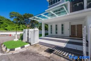 La Ferringhi 3-Storey Villa Penang by Sama Sama Homes, Batu Ferringhi