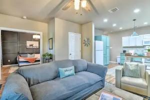 Charming Home ~ 4 Mi to Downtown Tourist base, San Antonio