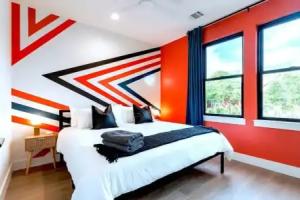 Queen's Gambit - 7 Minutes From Downtown - Sleeps 16 Tourist base, Austin