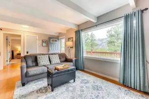 Estes Park Condo w/ Deck & Views ~ 3 Miles to Rmnp Apartments, Estes Park