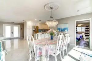 Centrally Located Haven: Walk to Shore Tourist base, Cocoa Beach