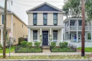 Cozy Vacation Rental w/ Fenced Courtyard! Apartments, Savannah