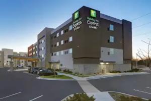 Holiday Inn Express & Suites Lenexa Area, Overland Park