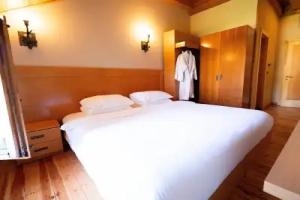 Natyral Razma Resort, Bajraku i Thethit