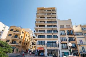 Islet Promenade Studio with Hot Tub and Panoramic Sea Views by GetawaysMalta, St. Pauls Bay