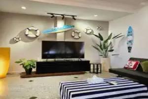 Little Heaven by SkyHive BeachfrontVilla, Georgetown