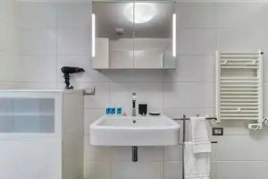 The Lady in Red Studio Flat with Sea View Terrace, Sistiana