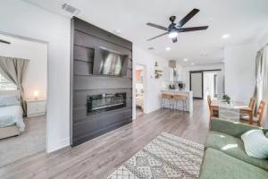 Charming Home ~ 2 Mi to The Alamo! Tourist base, San Antonio