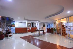 Adora Garden Apartments, Side