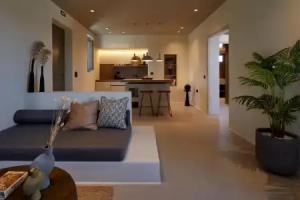 Halcyon Days Suites, Pirgos
