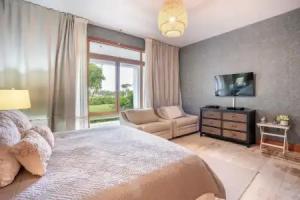 4BR Maid Included Golf Course View 8 Guest, La Romana