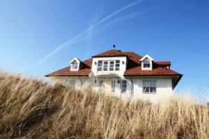 Luxurious Holiday Home With Billiards Table and Sauna, Atop the Dunes in, De Koog