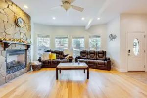 2 Mi to Lake Estes: Home w/ Deck & Grill Tourist base, Estes Park