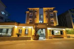 Wolf Suites, Lara