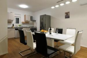 Your Pleasure Point Hotel, Betina