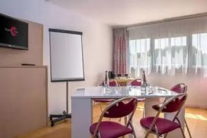 C Suites, Nimes