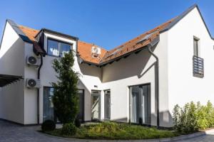 Dotis Apartman, Tata