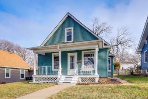 Walk to Nightlife District! Benson Bungalow Cottage, Omaha