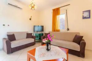 Villa Georgia Large Private Pool Walk to Beach A C Wifi Car Not Required - 1976, Gerani