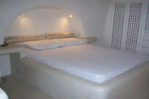 Christina's Cave House, Fira