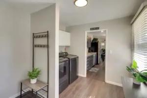 Lovely Home ~ 3 Mi to Dtwn & Notre Dame Tourist base, South Bend