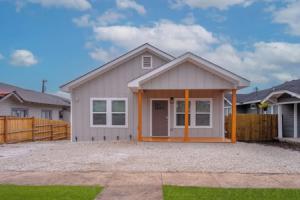 Minutes to Downtown: Spacious 4br/3ba Historic Gem Apartments, San Antonio